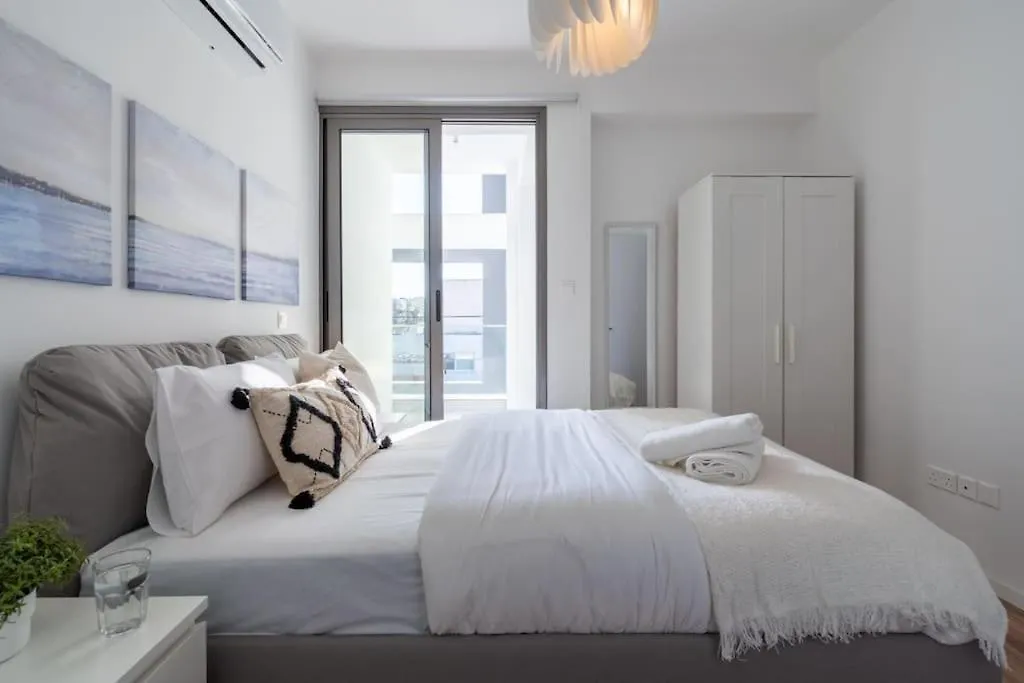 Moon Light 1-Bedroom Apartment In Larnaca 0*,